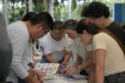 Officials count ballots at a polling station during the presidential election in Cali, Colombia - JOAQUIN SARMIENTO (AFP)