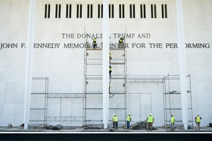 A crew erects scaffolding at the Kennedy Center in Washington, ahead of work to remove President Donald Trump's name from the building's facade - Alex WROBLEWSKI (AFP)