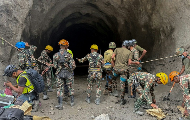 Nepal tunnel rescues face 'unprecedented' challenge