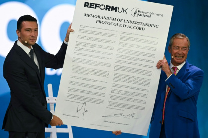 Farage (R) and far-right French leader Jordan Bardella signed an agreement to crack down on migrant crossings once in power - Paul ELLIS (AFP)