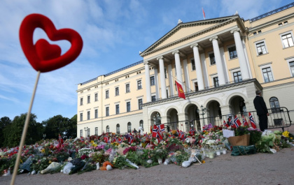 Norwegians have left floral tributes outside the royal palace in memory of the late king - Odd ANDERSEN (AFP)