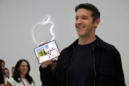 Apple CEO John Ternus holds the iPhone Duo - Benjamin Fanjoy (AFP)